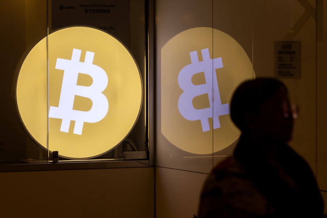 Биткойнът пада (Bitkoinat pada)
