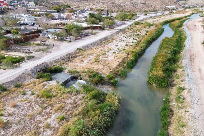 Тръмп заплашва с тарифи.
