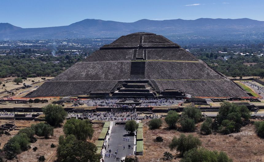 Теотиуакан Стрелба (Teotihuacan Shooting)
