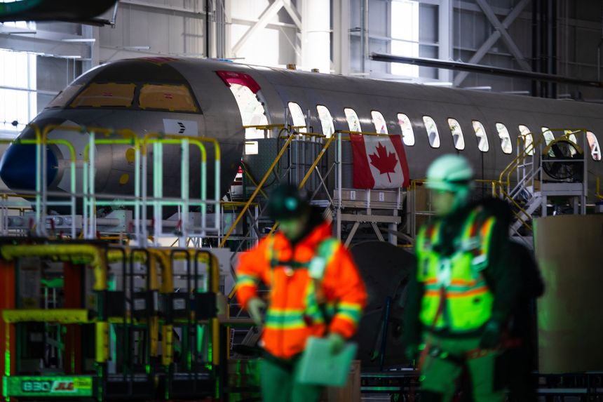 Тръмп забранява канадски самолети.