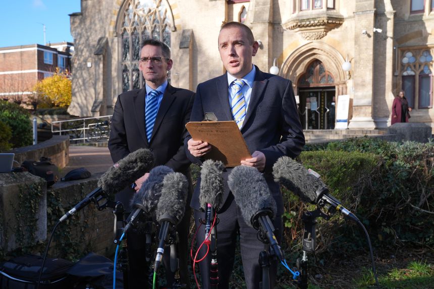 Обвинен в сексуални престъпления.