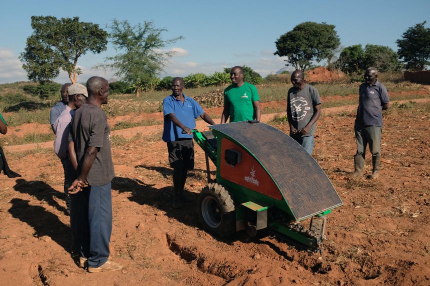 Слънчев трактор за Африка (19)
