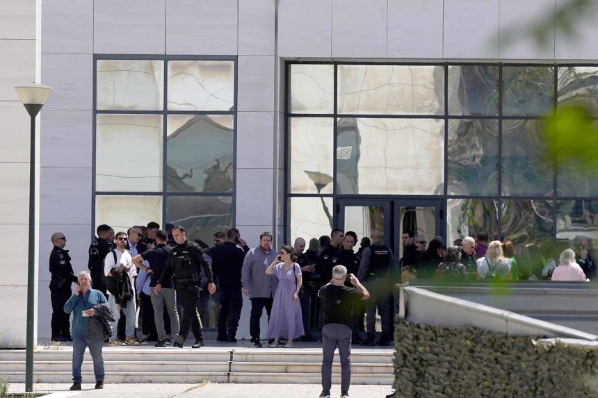 Атина: Нападение с оръжие