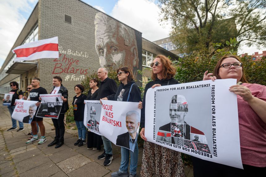 Лукашенко Освобождава