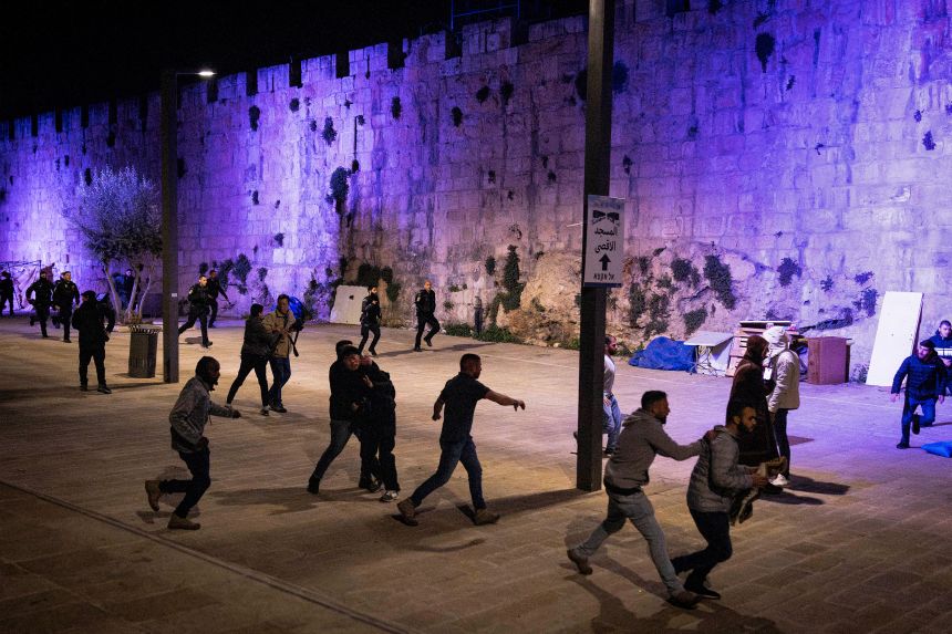 Израелска полиция атакува журналисти.