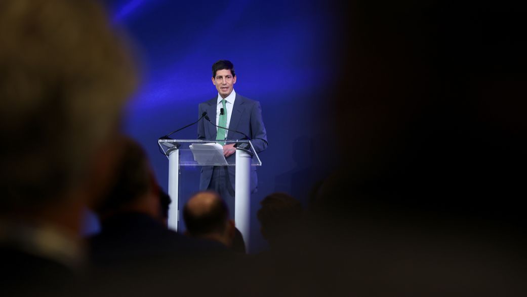 Тръмп Номинира Уорш