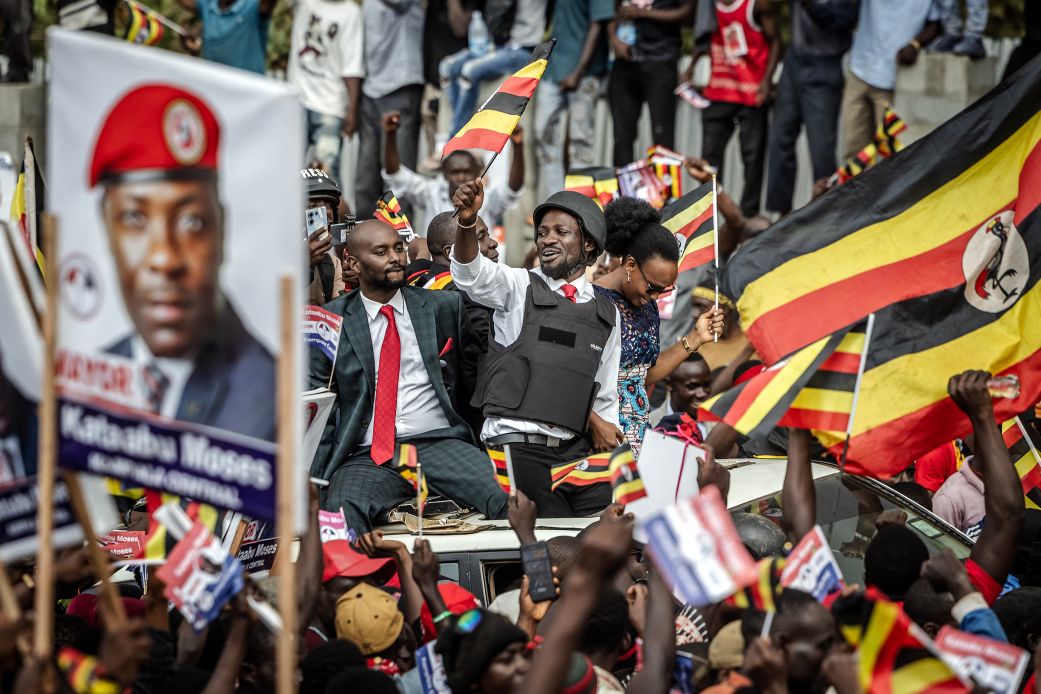 Ugandans Elect Amidst Chaos (19 characters)

Translation: Угандците гласуват сред хаос (19 знака)