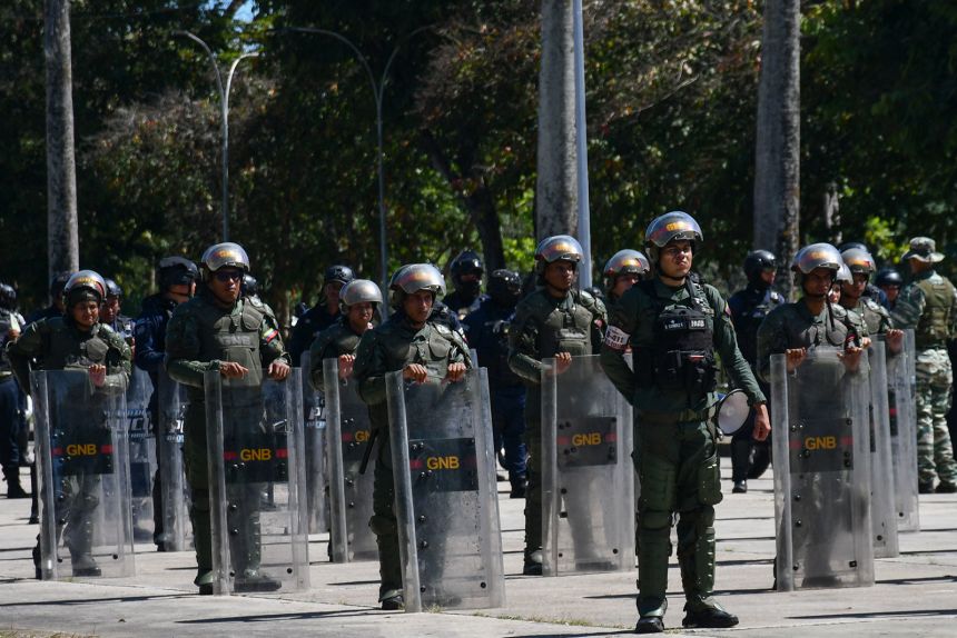 Венесуела демонстрира военна готовност срещу възможна американска офанзива, укрепвайки защитни бариери и тренирайки войници, докато се подготвя за екзистенциална битка.